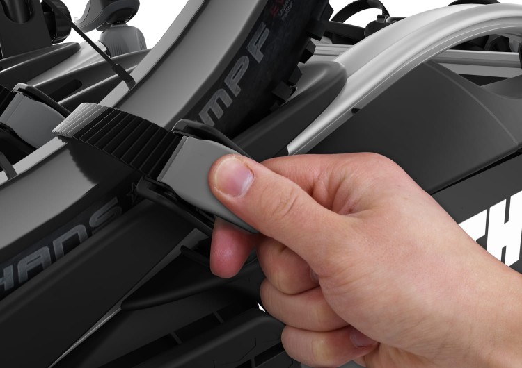 Thule_VeloCompact_Fix4Bike_3Rowery_BagażnikRowerowy_Aluminium_Velokids_Klamra.jpg