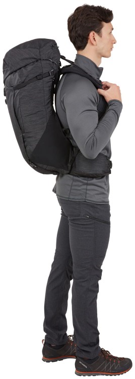 Thule_Topio_40L_TTOM140_Black_Plecak_Trekkingowy_Velokids_Człowiek1.jpg