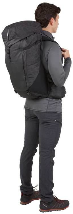 Thule_Topio_40L_TTOM140_Black_Plecak_Trekkingowy_Velokids_Człowiek2.jpg