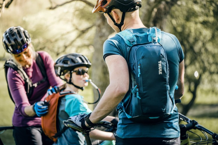 Thule_UpTake_8L_TUHP108_Blue_PlecakHydratacyjny_Velokids_Life3.jpg