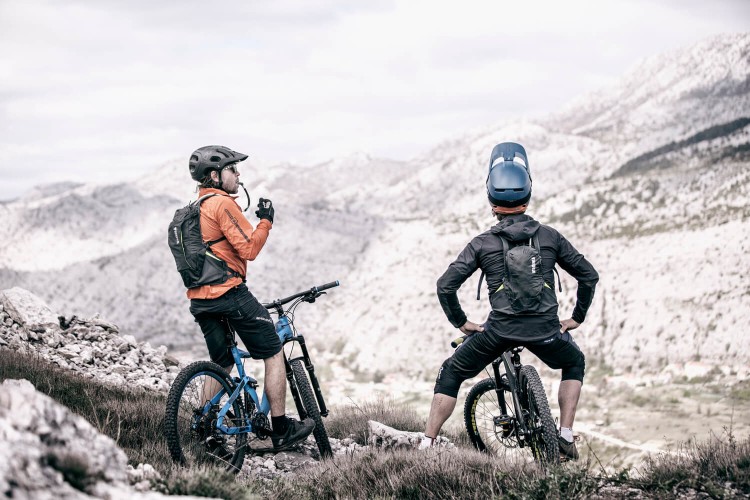 Thule_Vital_6L_TVHP106_Plecak_Hydratacyjny_Black_Velokids_Life2.jpg