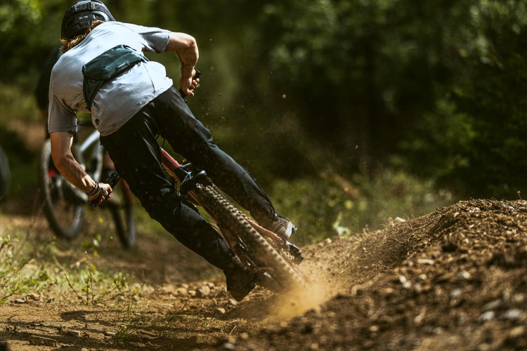 Thule_Rail_0L_TRHP200_DarkSlate_Pas_Biodrowy_Velokids_Life2.jpg