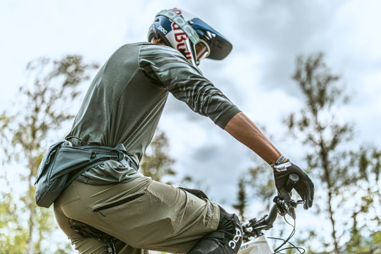 Thule_Rail_2L_TRHP202_DarkSlate_PasBiodrowy_Velokids_Life1.jpg