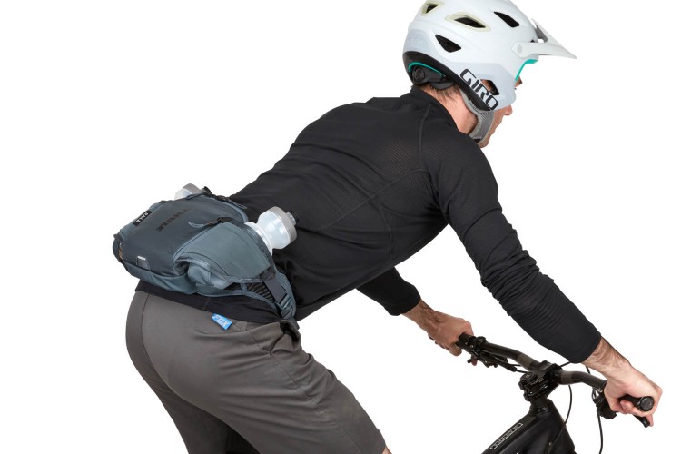 Thule_Rail_2L_TRHP202_DarkSlate_PasBiodrowy_Velokids_Rower.jpg