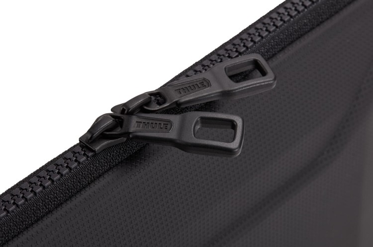 Thule_Gauntlet_4_TGSE2357_Black_3204523_Velokids_EtuiNaLaptopa_Zamek.jpg