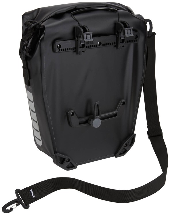 Thule_Shield_Meduim_Pannier_TSP2117_Black_Back_3204208_SakwaRowerowa_Czarna_Velokids_OdpinanyPasek.jpg
