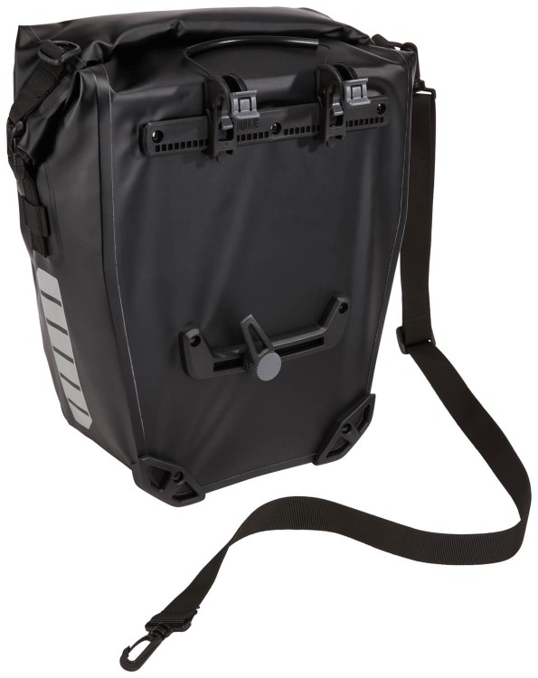 Thule_Shield_Large_Pannier_TSP2225_Black_00_3204209_SakwyRowerowe_Komplet_Czarne_Velokids_OdpinanyPasek.jpg
