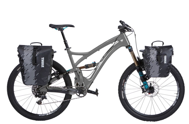 Thule_TourRack_Feature_01_100090_BagażnikRowerowy_Czarny_Velokids_Sakwy.jpg